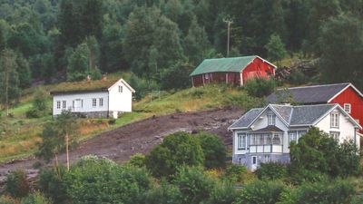 Alt av redningsmannskaper ble kalt ut til Vistdalen i Molde kommune etter at det gikk flere jordskred søndag.