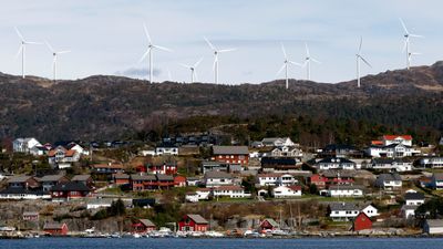 Norske vindkraftprodusenter vil ha vindturbinene nærmere folk. Her ser vi vindturbinene i Midtfjellet vindpark i Fitjar kommune.