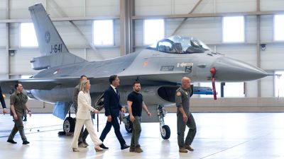 Ukrainas president Volodymyr Zelenskyj inspiserer nederlandske F-16-fly sammen med statsminister Mark Rutte på en flybase i Eindhoven 20. august 2023.