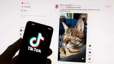 Tiktok-logo på mobil og en nettside fra Tiktok.