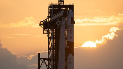 Bæreraketten Falcon 9 fra SpaceX skal ta de fire astronautene opp til romstasjonen ISS, men fredagens planlagte oppskyting ble avlyst bare noen timer før de skulle av gårde. 