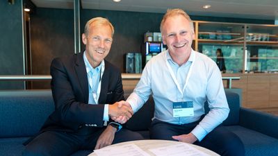 Ivar Driveklepp (Tussa IKT) og Roy Gurskevik (Axbit) signerte ombord kystruteskipet Havila Polaris.