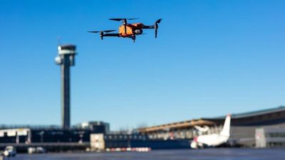 Flyvninger av droner i nærheten av flyplasser er et økende problem og kan gi alvorlige straffer for dronepiloten.