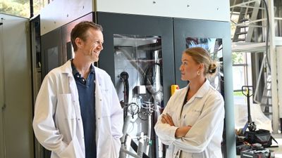 Magnus Thomassen er tilfreds med Hystars innovasjonssenter på Høvik. Her med kollega og labingeniør Ingrid Johanne Bruarøy.