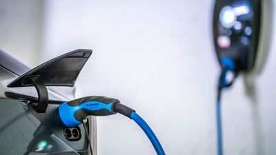 Syv av ti elbileiere sier de lader bilen på natten ifølge en ny undersøkelse.
