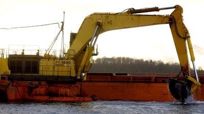 Masser er mange ganger blitt hentet opp eller flyttet rundt i Oslofjorden. Her fra arbeidet ved Aker brygge i 2007. 