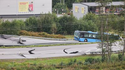 STENUNGSUND, SVERIGE 20230923.  E6 ved Stenungsund er stengt i begge retninger etter at vedvarende regn har forårsaket et stort synkehull som flere personbiler og en buss kjørte i. Tre personer skal være skadd.