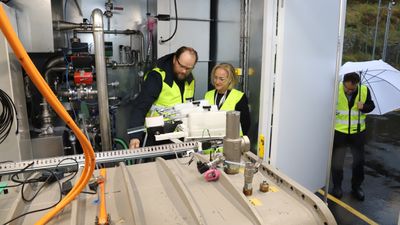 Thor Humerfelt og Sonja V. Hansen fra Corvus i containeren som rommer både brenselcelle og batterier. Torbjørn Bringedal fra LMG Marin står på utsiden .