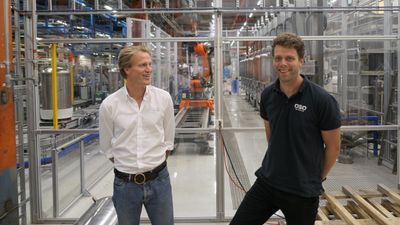 Produktsjefene Sigurd Braathen og Lars Buan i fabrikken som er en av landets mest robotiserte. Her