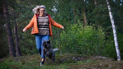 Ann-Christin Andersen i skauen med hunden.