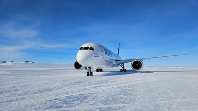 Denn Boeing 787-9 Dreamlineren fra Norse var første i sitt slag som landet på Antarktis natt til 16. november. 