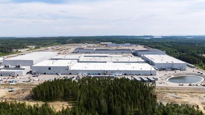 Slik så Northvolts fabrikkanlegg i Skellefteå ut sommeren 2023. Her ansettes 100 nye personer hver uke. 