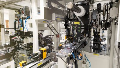 Ife har bygget opp laboratoriet med semiautmatisk utstyr. Det gir fleksibiliet for endring av materialer og prosesser. 
