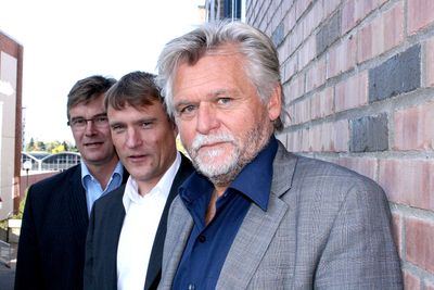 <p>Adm. direkt&oslash;r Ketil Kivedahl, Terje Schults og Arne Henrik Pettersen i TDC er sv&aelig;rt forn&oslash;yd med &aring; ha bidratt til at alle i Agder-fylkene kan f&aring; bredb&aring;nd om de &oslash;nsker det. (Foto: H&aring;vard Fossen)</p>