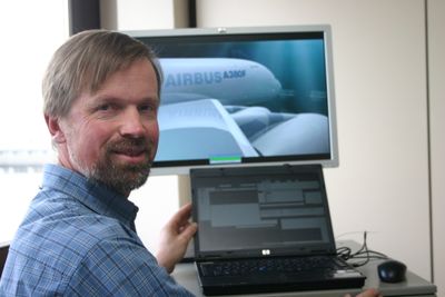 <p>F&oslash;rste gang vi fikk se overf&oslash;ring via LTE-nett, var i Alcatel-Lucents laboratorie i Stuttgart, den gang utf&oslash;rt av forskeren Johannes Kopenborg (bildet) i 2,1 GHz (UMTS-b&aring;ndet). N&aring; har LTE-teamet i Stuttgart testet LTE i 800 MHz-b&aring;ndet.</p>