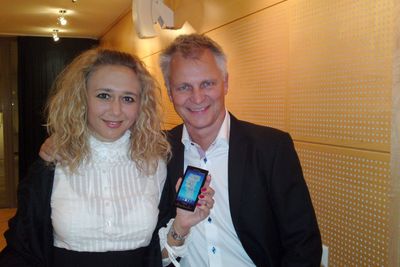 <p>Sony Ericssons Fredrika Sarb&auml;ck og Erik Sandsmark med den nye Android-baserte toppmodellen Xperia X10.</p>