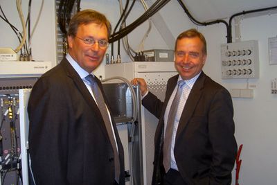 <p>Mikael B&auml;ckstr&ouml;m fra Ericsson og Erik Hallberg fra Telia fotografert ved en basestasjon i forbindelse med at Ericsson bygde Telias LTE-nett i Stockholm. N&aring; skal Ericsson ogs&aring; bygge mobilnettet til Mobile Norway.</p>