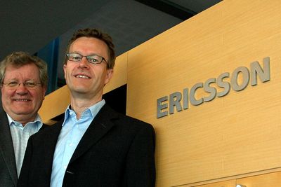 <p>Tor Frydenberg (t.v) overlater stillingen som sjef for Ericsson Norge til Aksel Aanensen etter 11 &aring;r i sjefsstolen.</p>