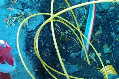 <p>Graving er den st&oslash;rste kostnaden ved utbygging av fiber, og bransjen har lenge bedt samrferdselsdepartementet om klarere retningslinjer for fremf&oslash;ring av kabler langs offentlig vei.</p>