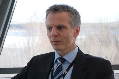 <p>Telenors gamle norges-sjef, Ragnar K&aring;rhus, leder n&aring; kuttarbeidet internasjonalt, med tittelen head of industrial program.</p>