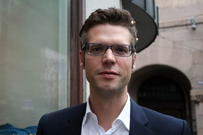 <p>Privatmarkedssjef Svein Henning Kirkeng i Telenor fastholder at selskapet fortsatt skal v&aelig;re dyrere enn konkurrentene. Men f&oslash;rst m&aring; de vennes til &aring; bruke mer data.&nbsp;</p>