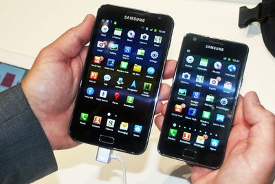 <div>
<div class="articleImageText">Samsung Galaxy Note sammenliknet med "lillebror" Samsung Galaxy S II.</div>
</div>