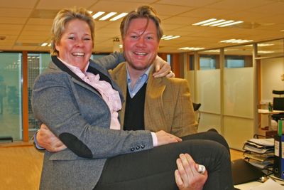 <p>Beate St&oslash;rkson blir ny norgessjef i Link mobile solutions. Her holdes hun av konsernsjef Glenn Stenholm.&nbsp;</p>