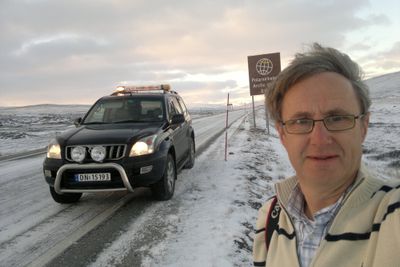 <p>Telenors dekningsdirekt&oslash;r Bj&oslash;rn Amundsen passerer her Polarsirkelen i Nordland, et av fylkene Analysys Mason mener det er billig &aring; bygge mobilnett.&nbsp;</p>