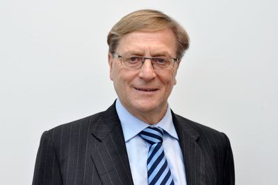 <p>Svein Aaser lover en grundig evaluering av Telenors satsing i India. If&oslash;lge NRK, vil Aaser trekke seg som styreleder i Statkraft n&aring; som han har inntatt den samme posisjonen i Telenor.</p>