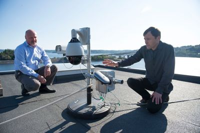 <p><span>Styreformann Carl Fredrik Lehland og gr&uuml;nder Jan Eide har f&aring;tt EU-st&oslash;tte for &aring; videreutvikle sin laserbaserte bredb&aring;ndsl&oslash;sning.&nbsp;</span>Foto: Anders Martinsen.</p>