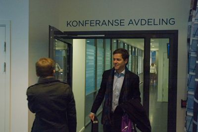 <p>Knut Arild Hareide, leder for transport- og kommunikasjonskomiteen p&aring; Stortinget, p&aring; vei ut fra m&oslash;te med Tele2.</p>