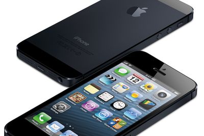 <p>Iphone 5 kan gi EE et verdifullt 4G-forsprang p&aring; konkurrentene. N&aring; truer de med &aring; saks&oslash;ke Ofcom.</p>