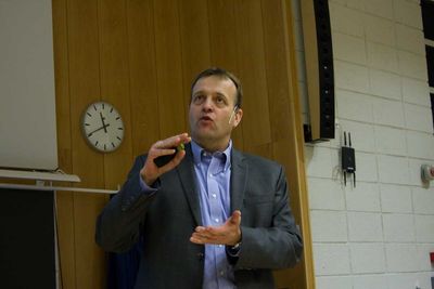 <p>Telenor Norges Arne Quist Christensen forklarer hvor mange hensyn som m&aring; tas n&aring;r Telenor &oslash;nsker &aring; fase ut fasttelefoni.</p>