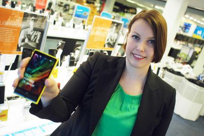 <p>Nordmenn kj&oslash;per stadig dyrere og mer avanserte telefoner. Her viser kommunikasjonssjef i Stiftelsen Elektronikkbransjen fram Nokia Luma 920, Nokias nye flaggskipmodell.</p>