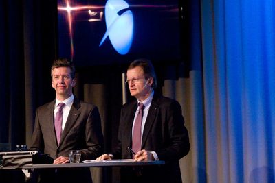 <p>Finansdirekt&oslash;r Richard Olav Aa i Telenor og konsernsjef Jon Fredrik Baksaas kunngjorde at styret g&aring;r inn for &aring; betale ut rekordstort utbytte til Telenor-aksjon&aelig;rene i &aring;r.</p>