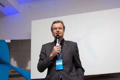 <p>Konsernsjef Jon Fredrik Baksaas i Telenor understreket at selv om det er viktig &aring; l&aelig;re barn om hvordan de skal oppf&oslash;re seg p&aring; nett, er fordelene for et samfunn med &aring; komme seg p&aring; nett langt st&oslash;rre enn ulempene.</p>