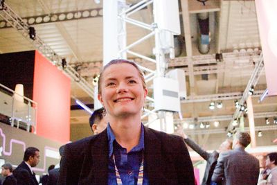 <p>Sjefen for mobilt bredb&aring;nd i Ericsson Hanna Maurer Sibley foran en av de nyeste produktene. Oppe til venstre ser vi en kombinert aktiv og passiv antenne. Hun mener antallet sm&aring;celler per makro basestasjon b&oslash;r ligge p&aring; rundt 3.</p>