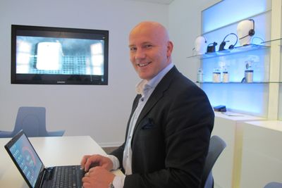 <p>Salgsdirekt&oslash;r Roar Petajamaa demonstrerer prototypen p&aring; selskapet nye business-sentre.</p>