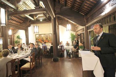 <p>N&aelig;rings- og handelsminister Trond Giske under en middag for norsk n&aelig;ringsliv i Vietnam. Bildet &oslash;verst i artikkelen viser ministeren over en dam i Laos. (Foto: NHD-info)</p>