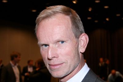 Tore Aarønæs i Norsk Telekom har regnet på profitten mobilselskapene håver inn når vi bruker mobilen i utlandet. 2,3 milliarder i 2011, er ett av funnene.