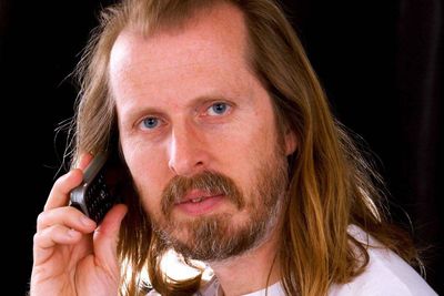 <p>Fagredakt&oslash;r H&aring;vard Fossen mener det kan v&aelig;re lurt &aring; intensivere forskningen for &aring; finne ut hvorfor noen mener de blir syke av str&aring;ling fra mobilnett.</p>