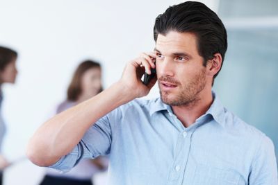 Sju av ti ansatte med smarttelefon bruker den på jobben. Det gir utfordringer for bedriftene.