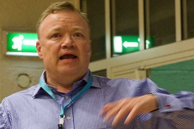 Teleanalytiker John Strand vil synliggjøre at EUs nettnøytralitetsregler får vilkårlige utslag. Derfor har han klaget Tesla inn for svenske og nederlandske teleregulatører.