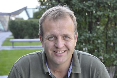 Arne Quist Christensen forteller at Telenor vurderer å konvertere mellom IP og analoge signaler i sentralene, slik at kunder ikke merker teknologiskiftet for fasttelefoni i det hele tatt.