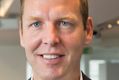 Teliasonera-sjef Johan Dennelind endrer organisasjonen i hele selskapet for å fokusere mer på kundene.