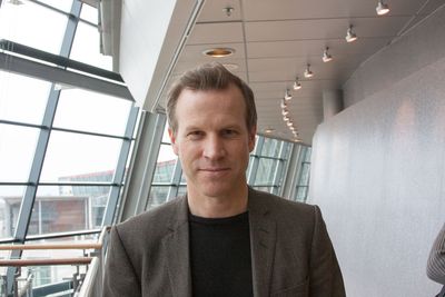 Kommunikasjonssjef Anders Krokan i Telenor sier den økte databruken på grunn av lik pris i hele Europa fører til at kundene bruker mer mobildata på reise. Det betyr høyere kostnader for Telenor, som må betale gjesteavgift til operatørene kundene knytter seg til i utlandet.
