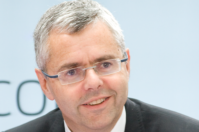 Toppsjef Michel Combes i Alcatel-Lucent kvitter seg med 10 000 ansatte.