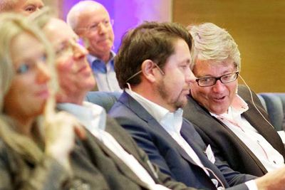 Tele2-sjef Arilld Hustad og Nexia-sjef Finn Terje Schøien under Telecruise. Schøien fikk oppdraget med å selge Nextnets 2,6 GHz-frekvens.