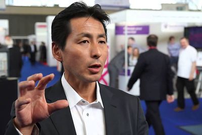 Visepresident og leder for 5G-labben i NTT docomo, Takehiro Nakamura, liker veldig godt at de har klart å utnytte refleksjoner i 15 GHz-båndet til å nå tre gigabit per sekund datahastighet i mobilnettet. Det betyr færre basestasjoner i byene og dermed billigere utbygging for 5G.