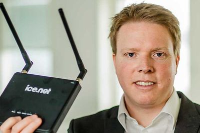 Eivind Helgaker har grunn til å smile bredt. Syvende far i Ice-huset, Leonard Blavatnik, er etter alt å dømme den store vinneren i frekvensauksjonen.